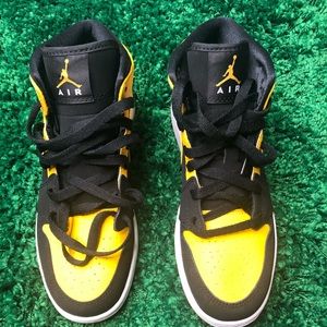 Never worn yellow, black, white Air Jordan 1